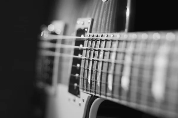 Closeup Guitarra Elétrica Preto Branco — Fotografia de Stock