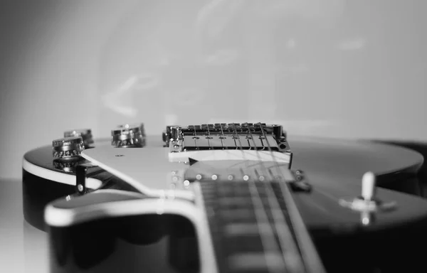 Elektro Gitar Kapanışı Siyah Beyaz — Stok fotoğraf