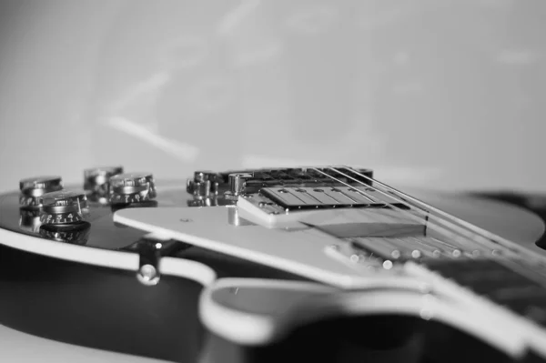 Closeup Guitarra Elétrica Preto Branco — Fotografia de Stock