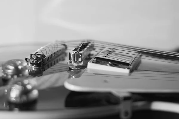 Closeup Guitarra Elétrica Preto Branco — Fotografia de Stock