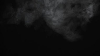Bulut ve sigara dumanı karışımı. - Evet. Karanlık arka plan. yavaş çekim 