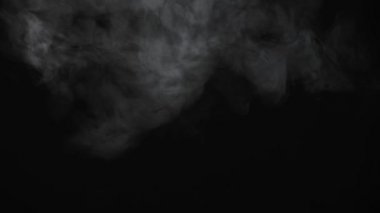 Bulut ve sigara dumanı karışımı. - Evet. Karanlık arka plan. yavaş çekim 
