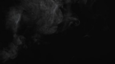 Bulut ve sigara dumanı karışımı. - Evet. Karanlık arka plan. yavaş çekim 