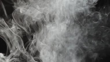 Bulut ve sigara dumanı karışımı. - Evet. Karanlık arka plan. yavaş çekim 