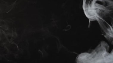 Bulut ve sigara dumanı karışımı. - Evet. Karanlık arka plan. yavaş çekim 
