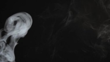 Bulut ve sigara dumanı karışımı. - Evet. Karanlık arka plan. yavaş çekim 
