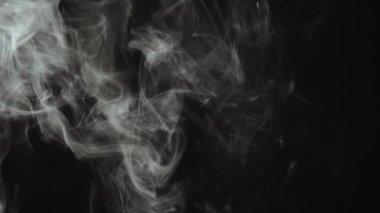 Bulut ve sigara dumanı karışımı. - Evet. Karanlık arka plan. yavaş çekim 