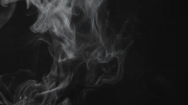 Bulut ve sigara dumanı karışımı. - Evet. Karanlık arka plan. yavaş çekim 