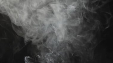 Bulut ve sigara dumanı karışımı. - Evet. Karanlık arka plan. yavaş çekim 