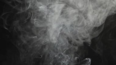 Bulut ve sigara dumanı karışımı. - Evet. Karanlık arka plan. yavaş çekim 