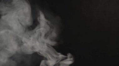 Bulut ve sigara dumanı karışımı. - Evet. Karanlık arka plan. yavaş çekim 