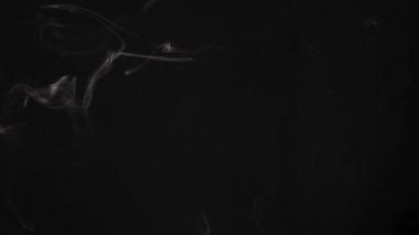 Bulut ve sigara dumanı karışımı. - Evet. Karanlık arka plan. yavaş çekim 