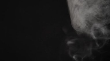 Bulut ve sigara dumanı karışımı. - Evet. Karanlık arka plan. yavaş çekim 