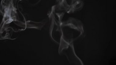 Bulut ve sigara dumanı karışımı. - Evet. Karanlık arka plan. yavaş çekim 
