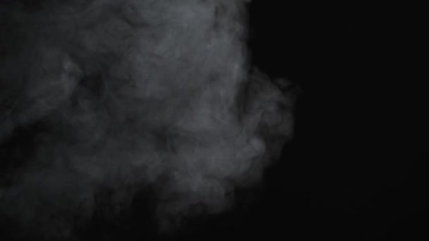 云烟混杂在一起 是的黑暗的背景 慢动作 — 图库视频影像