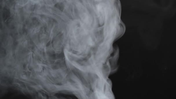 Felhő Cigarettafüst Keveredés Igen Sötét Háttér Lassított Felvétel — Stock videók
