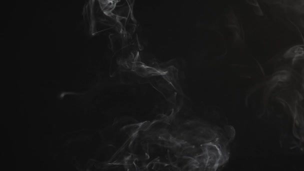 云烟混杂在一起 是的黑暗的背景 慢动作 — 图库视频影像