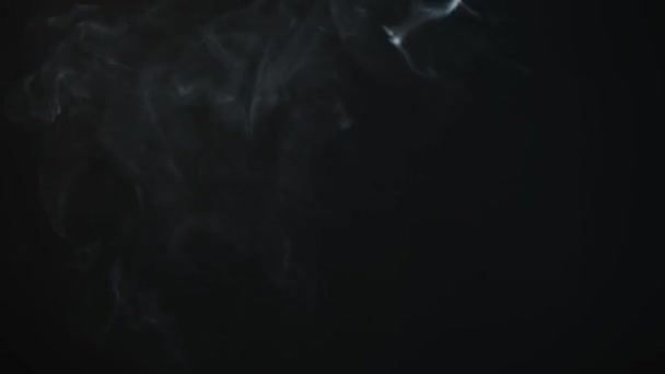 Смешивание Облака Сигаретного Дыма Темный Фон — стоковое видео