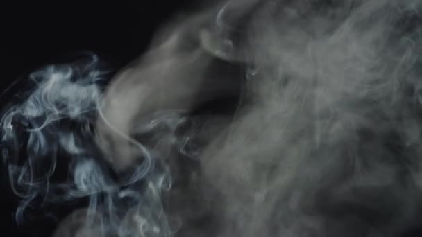Mieszanie Chmury Dymu Papierosowego Tak Ciemne Tło — Wideo stockowe