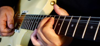  Müzisyen stüdyoda gitar çalıyor. Yakın çekim                              