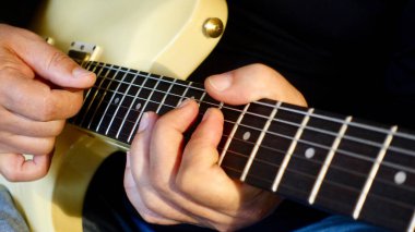  Müzisyen stüdyoda gitar çalıyor. Yakın çekim                              