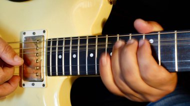  Müzisyen stüdyoda gitar çalıyor. Yakın çekim                              