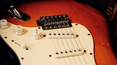 Müzisyen stüdyoda gitar çalıyor. Yakın çekim