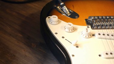 Müzisyen stüdyoda gitar çalıyor. Yakın çekim