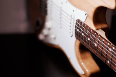 Elektro gitar ve davul. müzik aleti