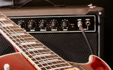 gitar dolabı ve klasik gitar 