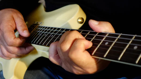 Músico Toca Guitarra Estúdio Close — Fotografia de Stock