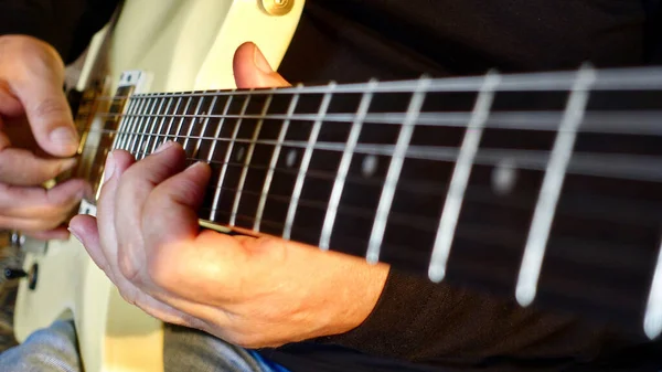 Μουσικός Παίζει Κιθάρα Στο Στούντιο Κοντινό Πλάνο — Φωτογραφία Αρχείου