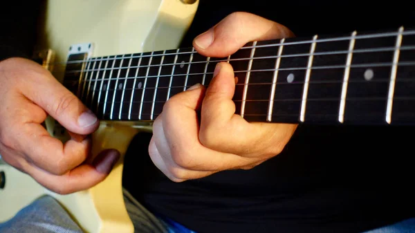 Musiker Spielt Gitarre Studio Nahaufnahme — Stockfoto