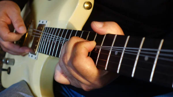 Músico Toca Guitarra Estudio Primer Plano —  Fotos de Stock