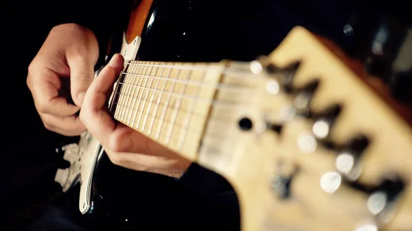 Музикант Грає Гітарі Студії Крупним Планом — стокове фото
