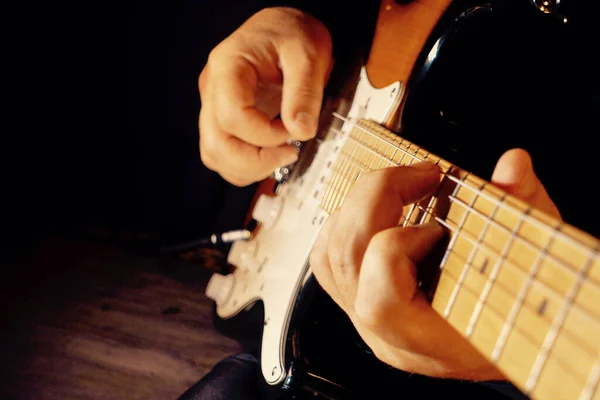 Músico Toca Guitarra Estúdio Close — Fotografia de Stock