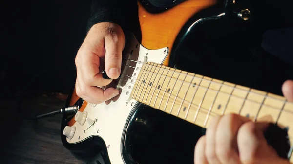 Muzikant Speelt Gitaar Studio Close — Stockfoto