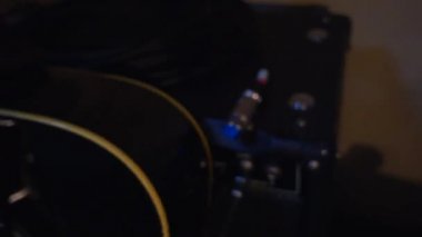 Müzisyen gitarı ve amfiyi ayarlar.