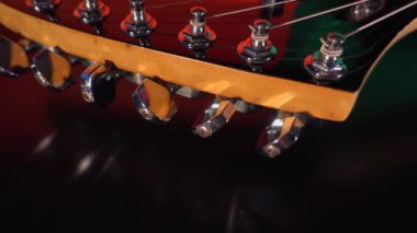 Müzisyen gitarı ve amfiyi ayarlar. 