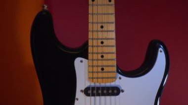 Müzisyen gitarı ve amfiyi ayarlar. 