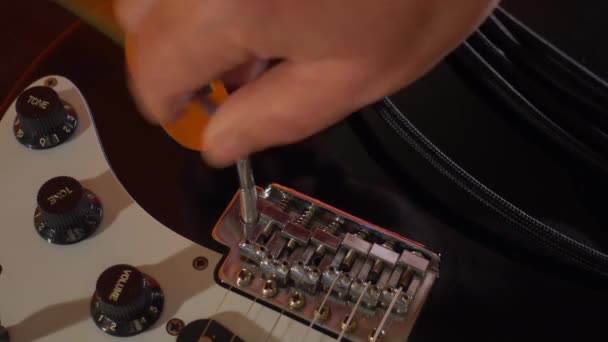 Músico Ajusta Guitarra Amplificador — Vídeo de stock