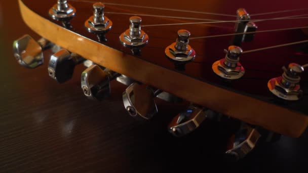 Músico Ajusta Guitarra Amplificador — Vídeo de stock