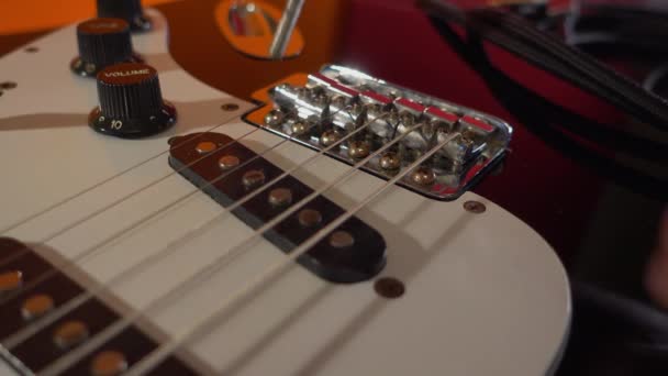 Músico Ajusta Guitarra Amplificador — Vídeo de Stock