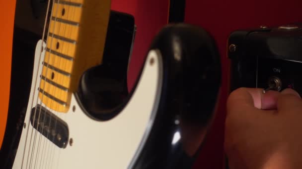 Muzyk Dostosowuje Gitarę Wzmacniacz — Wideo stockowe