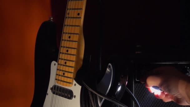 Muzyk Dostosowuje Gitarę Wzmacniacz — Wideo stockowe