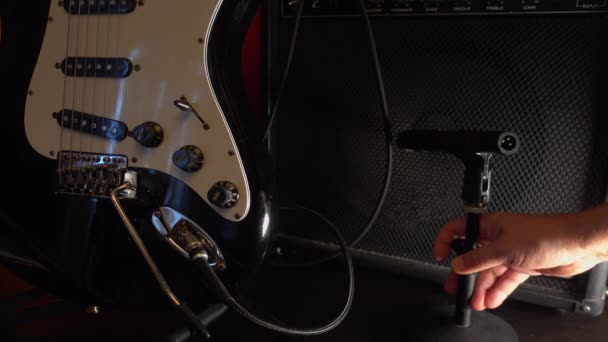 音楽家はギターとアンプを調整し — ストック動画