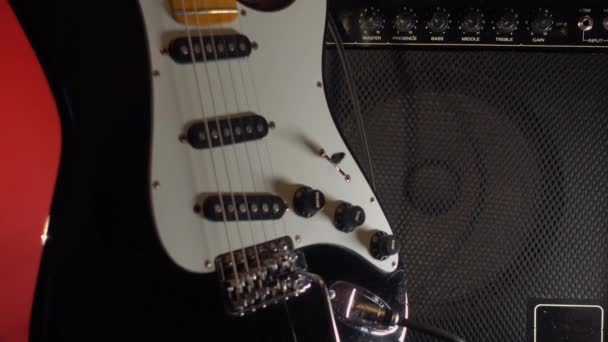 音楽家はギターとアンプを調整し — ストック動画