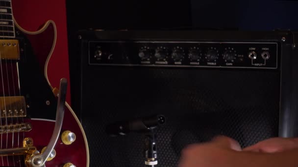 Músico Ajusta Guitarra Amplificador — Vídeos de Stock
