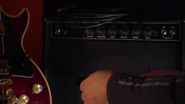 Müzisyen Gitarı Amfiyi Ayarlar — Stok video