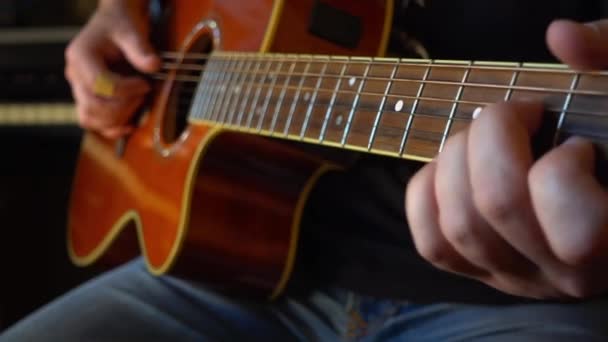 Músico Toca Guitarra Estudio — Vídeos de Stock